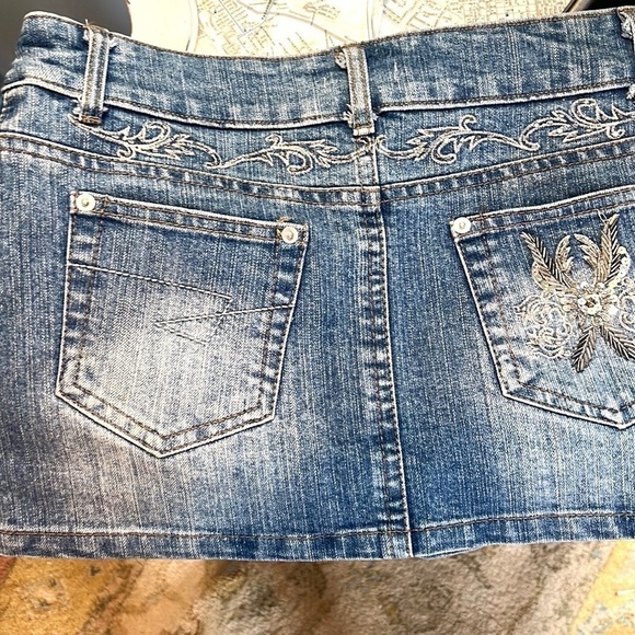 VTG Marilu, Jean Skirt w/Beautiful Embellished Designs, Like New Condition, S - Picture 4 of 10